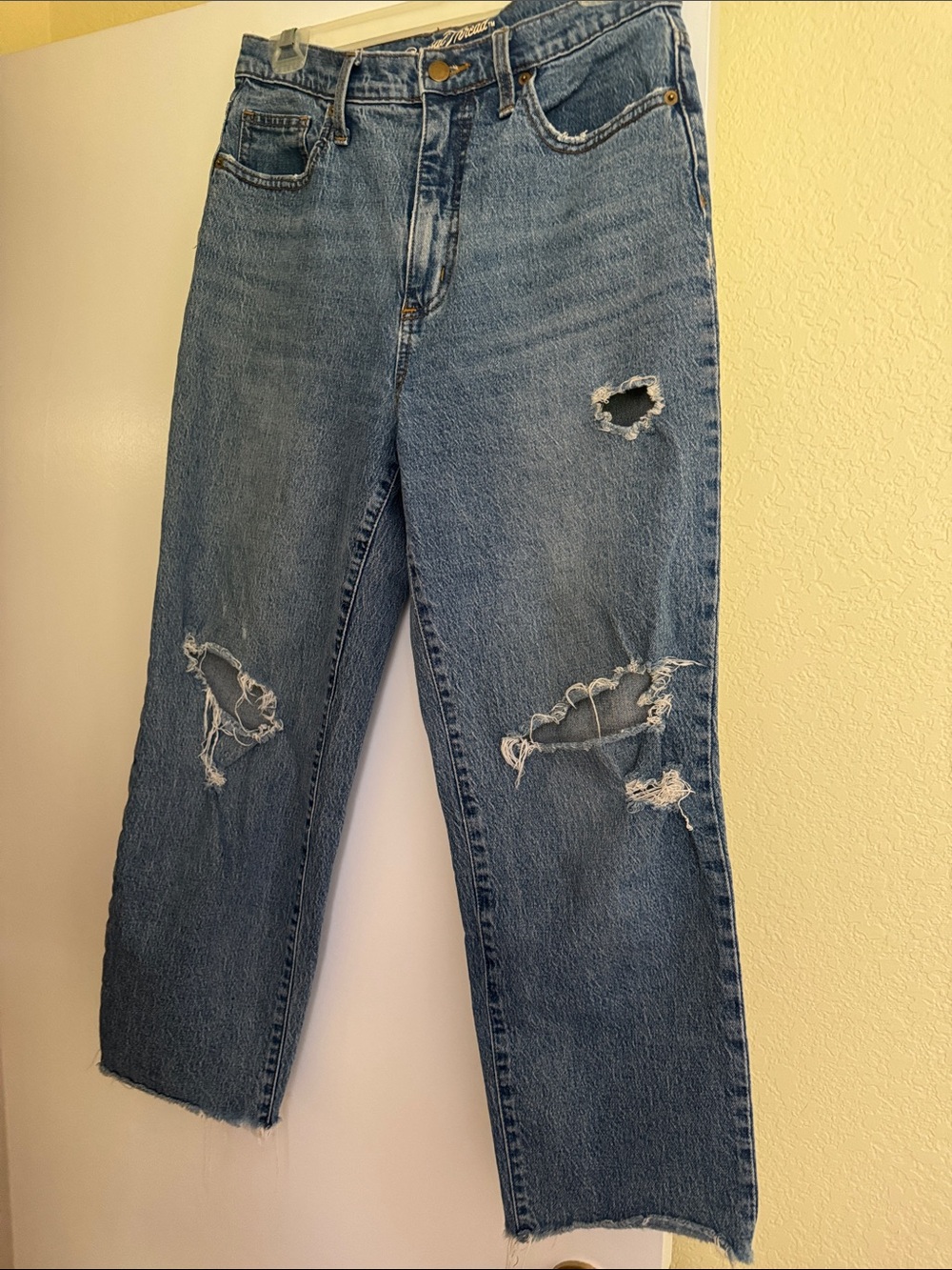 Universal Thread Distressed Boyfriend Jeans - high waist, cropped. size 8/29R.